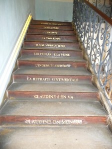L'escalier avec le nom des œuvres de Colette